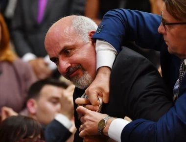 Άντρας διαδηλώνει κατά των πυρηνικών όπλων μπροστά σε Τραμπ και Πούτιν (βίντεο)